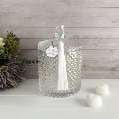 This raindrop patterned wax melt vessel with classic french-top lid adds a touch of elegance to any room. The french chic lid helps to seal in scent and improve wax shelf life, which makes them ideal for holding your wax melts alongside your wax melt burner.