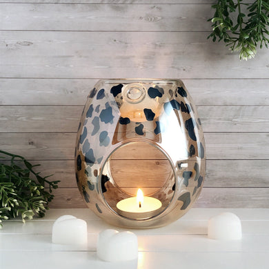 This elegant wax melt burner is the perfect addition to any modern home. Made from glass, each piece is handblown and designed to release fragrance throughout your home at the ideal temperature to produce the optimum scent throw.