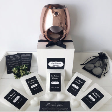 La Maison Aromas Wax Melt Starter Kit contains everything you need to start your wax melt journey. This kit contains: a glass wax burner in a choice of five colours, 20 cruelty free, vegan friendly wax melts in our top five fragrances and complimentary tea lights.