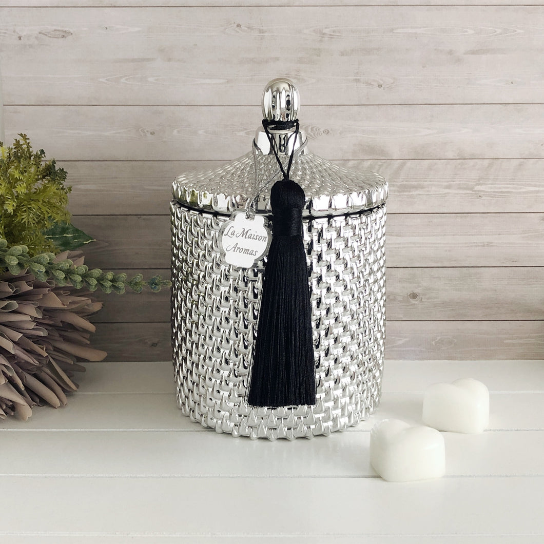 This raindrop patterned wax melt vessel with classic french-top lid adds a touch of elegance to any room. The french chic lid helps to seal in scent and improve wax shelf life, which makes them ideal for holding your wax melts alongside your wax melt burner.