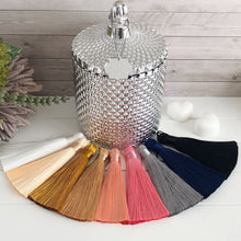 Load image into Gallery viewer, This raindrop patterned wax melt vessel with classic french-top lid adds a touch of elegance to any room. The french chic lid helps to seal in scent and improve wax shelf life, which makes them ideal for holding your wax melts alongside your wax melt burner.
